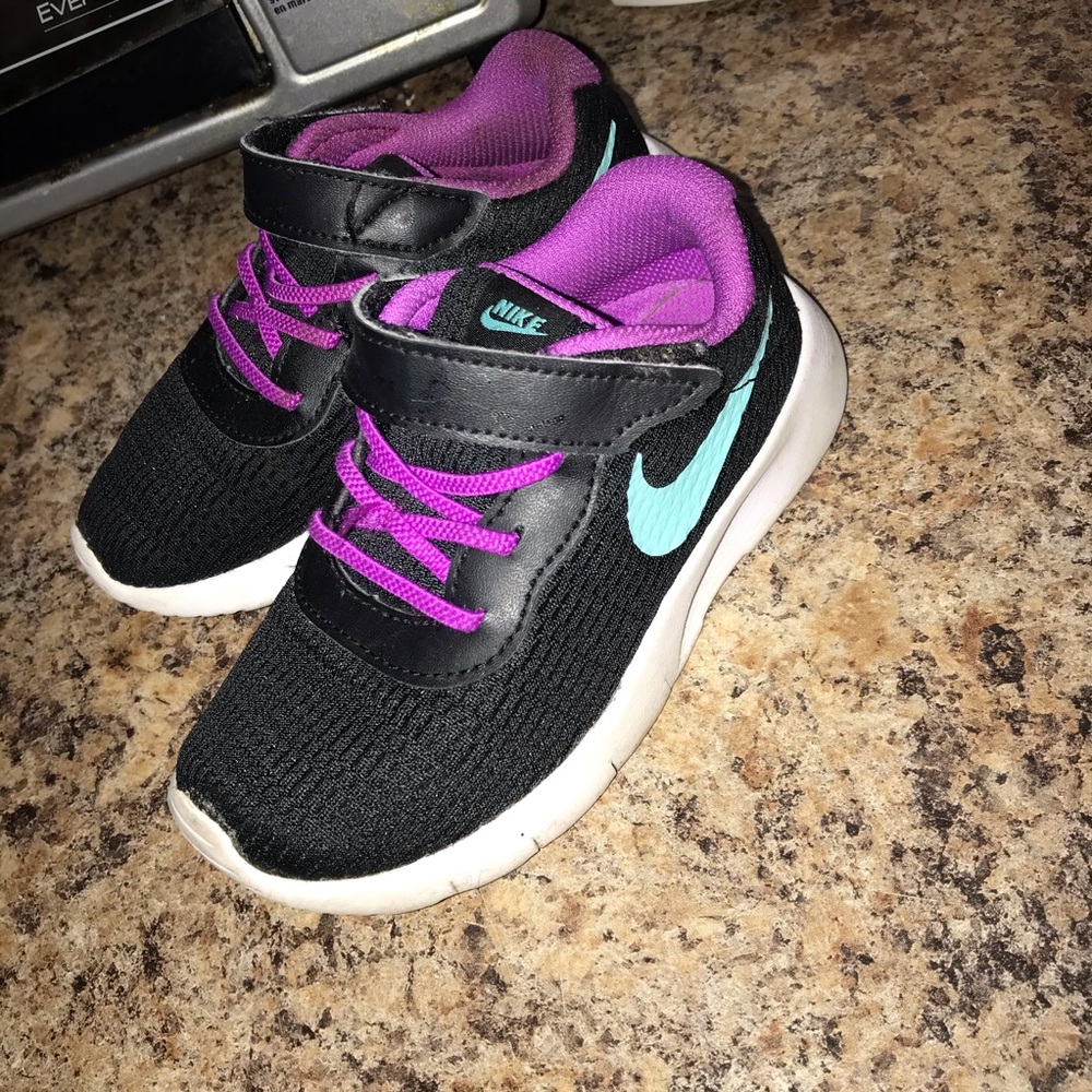 Girls nikes